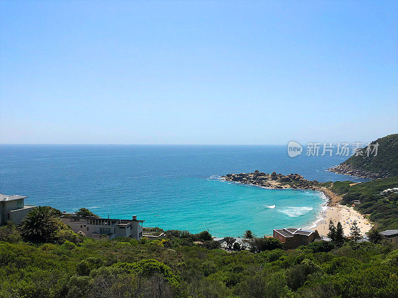 在一个完美的阳光明媚的夏天，一个拥挤的Llandudno Bach高角度宽视野